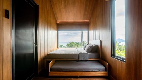 Postel nebo postele na pokoji v ubytování Bobocabin Bunaken Hills, Manado