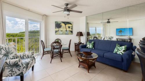 Χώρος καθιστικού στο Modern and Coastal 3212 is Across from Pool