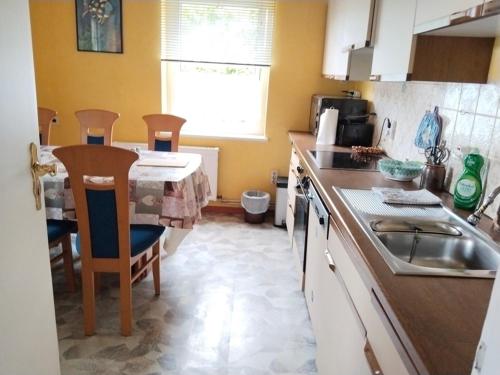 Kuchyň nebo kuchyňský kout v ubytování Monteurwohnung Alleinnutzung 6 Personen Eschershausen