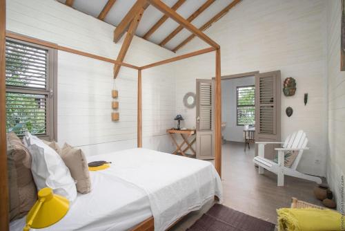 a bedroom with a white bed in a room at Villa moderne avec piscine à Le Vauclin in Le Vauclin