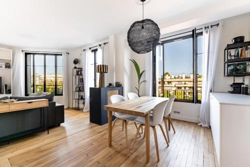 une cuisine et un salon avec une table et des chaises dans l'établissement Charmant Appartement Boulogne - 1 chambre, à Boulogne-Billancourt