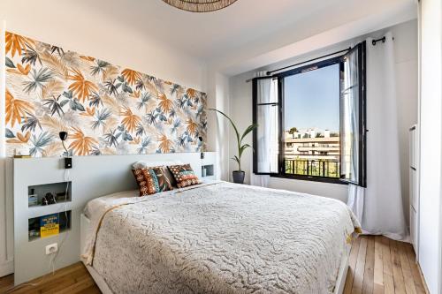 une chambre avec un lit et une grande fenêtre dans l'établissement Charmant Appartement Boulogne - 1 chambre, à Boulogne-Billancourt
