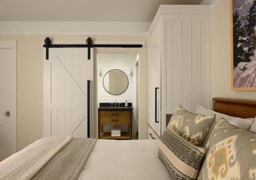 Una cama o camas en una habitación de Academy Place | Valerian