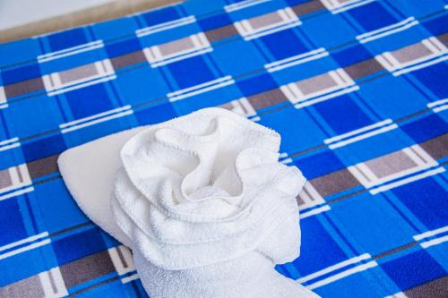 a white sculpture of a hand on a blue cloth at Hotel Espor CA in Barinas