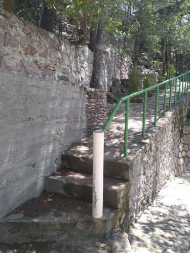 a set of stairs with a stone wall and a tree at Hotel Mansion Tarahumara in Areponapuchi