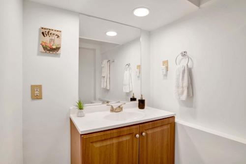 un bagno con lavandino e specchio di Near Downtown and Cornerstone - Southern Sunshine a Mobile
