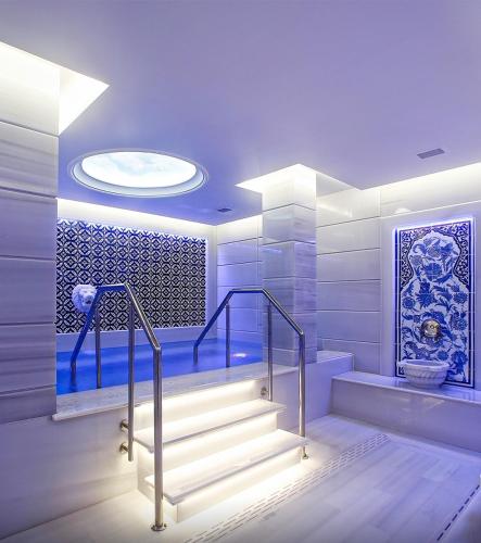 a bathroom with a staircase and a blue wall at Anemon Bursa Gönlüferah Termal&Spa Otel in Bursa