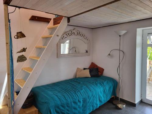 ein Zimmer mit einem Bett mit einer Leiter und einem Regal in der Unterkunft Casa Tara Ruhe und Entspannung, Natur pur in Acardece