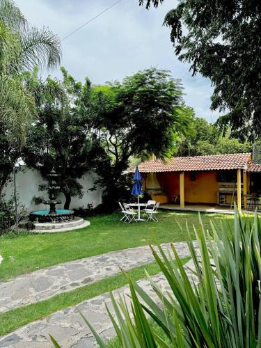 a house with a yard with a table and chairs at Casa Solares descanso ideal in Atlixco