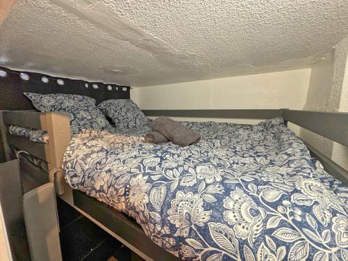 une chambre avec un lit avec une couette bleue et blanche dans l'établissement Appartement 2P Terrasse - Clim, à Nice