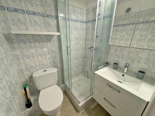 une salle de bain avec une douche, des toilettes et un lavabo dans l'établissement Appartement 2P Terrasse - Clim, à Nice