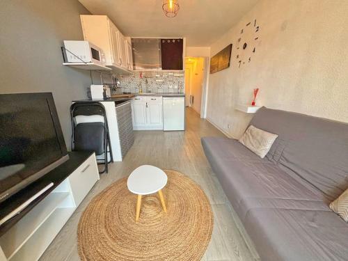 un salon avec un canapé et une table dans l'établissement Appartement 2P Terrasse - Clim, à Nice