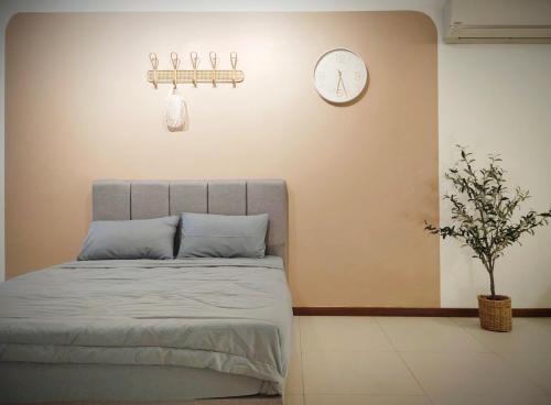 Cama o camas de una habitación en The Landmark by Katana 3BR to 4BR Luxury Seaview Landmark Homestay at Gurney 15-16pax 无敌海景套房
