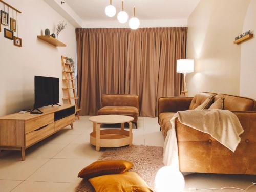 Una televisión o centro de entretenimiento en The Landmark by Katana 3BR to 4BR Luxury Seaview Landmark Homestay at Gurney 15-16pax 无敌海景套房