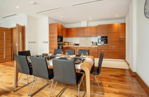 a dining room with a table and chairs at Contemporary Penthouse in Battersea Power Station in London
