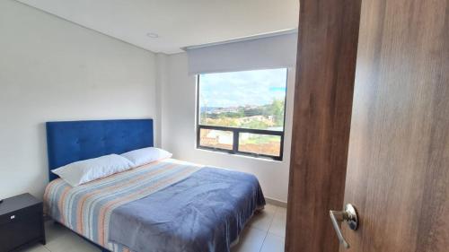 a bedroom with a bed and a window at Apartamento 202 in Guatavita