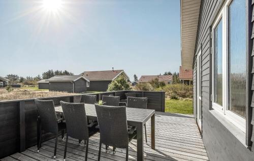 Un balcón o terraza en Gorgeous Home In Ulfborg With Kitchen