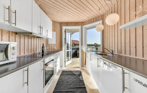 Una cocina o cocineta en Gorgeous Home In Ulfborg With Kitchen