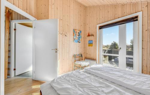 Una cama o camas en una habitación de Gorgeous Home In Ulfborg With Kitchen