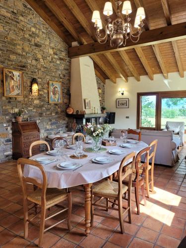 une grande salle à manger avec une table et des chaises dans l'établissement El Xalet de la Padrille, à Enveitg