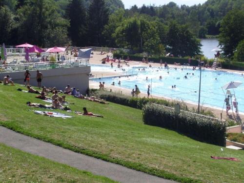 un groupe de personnes dans une grande piscine dans l'établissement Studio dans un petit village entre Annecy - Genève, à Cruseilles