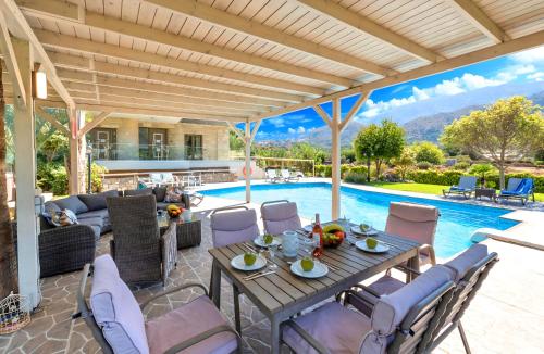 Mirsini Villa Private Pool & Jacuzziの敷地内または近くにあるプール