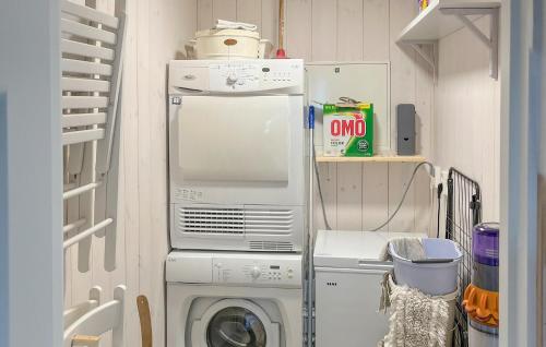 a laundry room with a washing machine and a washer at Lovely Home In Treungen in Fjone