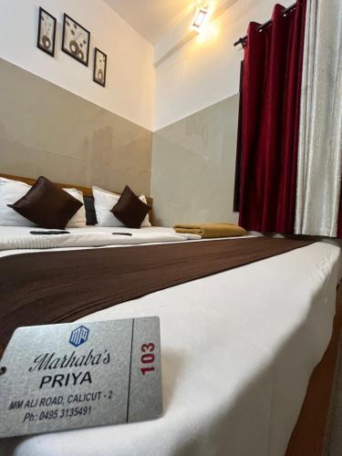 Postel nebo postele na pokoji v ubytování Priya lodge