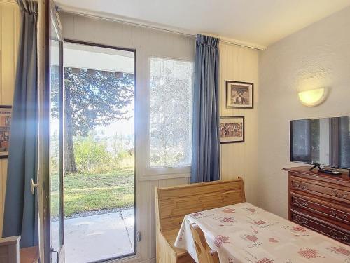 une chambre avec un lit et une porte coulissante en verre dans l'établissement Studio Ski-In/Ski-Out avec Terrasse - 4 Personnes - La Rosière - FR-1-275-169, à La Rosière