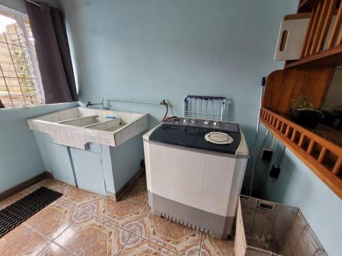 una cocina con fregadero y estufa en Casa Chelis, en Fortuna