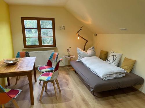 Postel nebo postele na pokoji v ubytování Neu renoviertes 2Zi Appartment im DG
