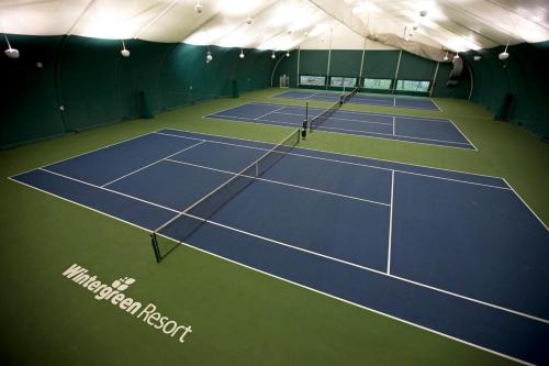 Tenis a/nebo squash v ubytování Timber Camp Hideaway with Wintergreen Advantage nebo okolí