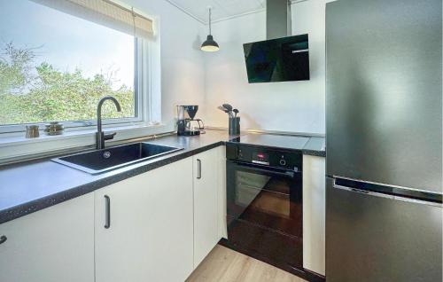 Una cocina o cocineta en Cozy Home In Hurup Thy With Wifi