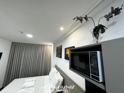 a hotel room with a television on a table at Move - Tambaú in Tambaú