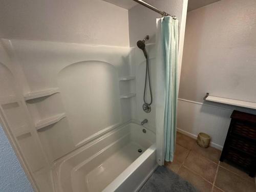 Ένα μπάνιο στο Furnished Basement Apartment