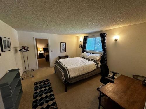 Ένα ή περισσότερα κρεβάτια σε δωμάτιο στο Furnished Basement Apartment