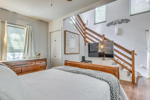 Postel nebo postele na pokoji v ubytování Ruidoso Home with Loft and Private Hot Tub