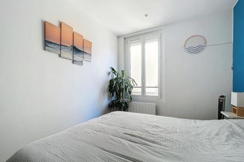 une chambre avec un grand lit et une fenêtre dans l'établissement Charming 2-Room Paris Getaway Near Le Marais, à Paris