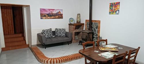 a dining room with a table and a chair at Casa Matì in Trecastagni