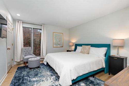 ein Schlafzimmer mit einem großen Bett und einem Stuhl in der Unterkunft Stoneridge 41 with Wintergreen Advantage in Wintergreen