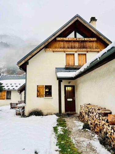 une maison avec de la neige devant elle dans l'établissement Maison Étoile - Explore Oisans, Fabulous house for 10 guests, Allemond, à Allemont