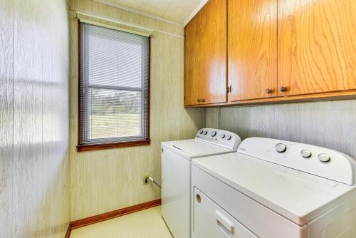 a laundry room with a white washer and dryer at 8 Mi to Lafayette Dog-Friendly Home with Large Yard in Broussard