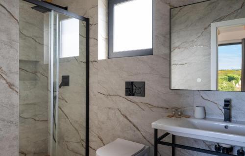 Bilik mandi di Gorgeous Home In Bale