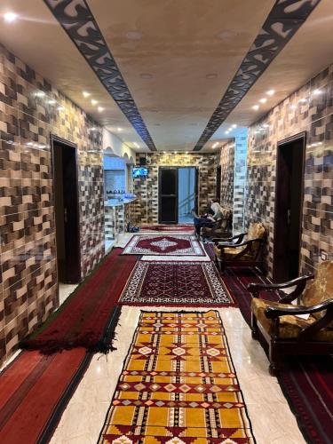 un pasillo con alfombras en el suelo de un edificio en Indiana Jones Home Stay, en Petra