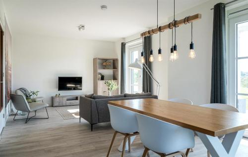 Μια τηλεόραση ή/και κέντρο ψυχαγωγίας στο Cozy Apartment In Kamperland