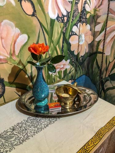 a painting of a vase and a bowl on a table at Oobeh Country House in Roncovetro