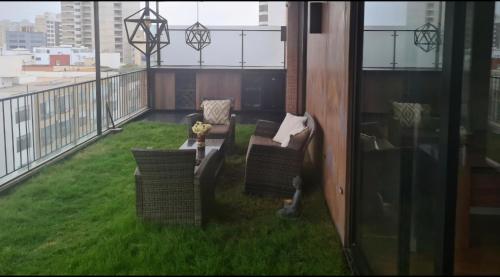 Ein Balkon oder eine Terrasse in der Unterkunft Miraflores habitaciones con baño privado especial para turistas