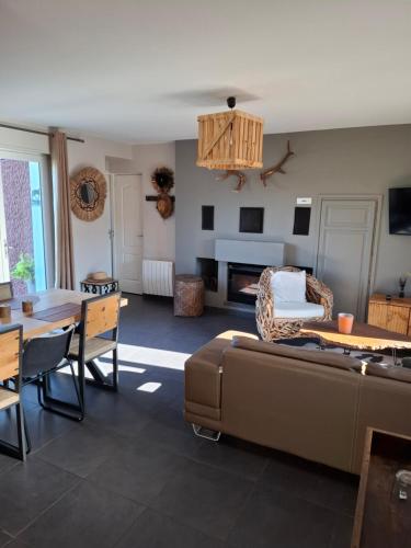 una sala de estar con un sofá y una mesa en Au grand galop, en Eu
