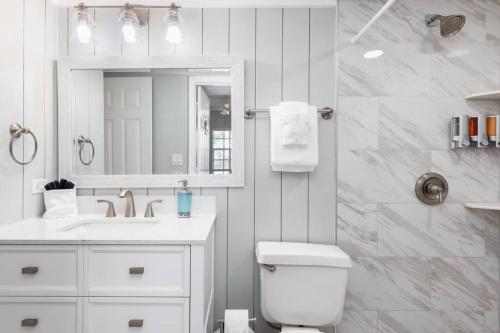 Un baño de Lazy Daze Double King Suite Ocean Pointe 2310