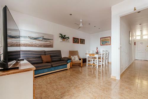 a living room with a couch and a table at Casa Marinera en Palamós in Palamós